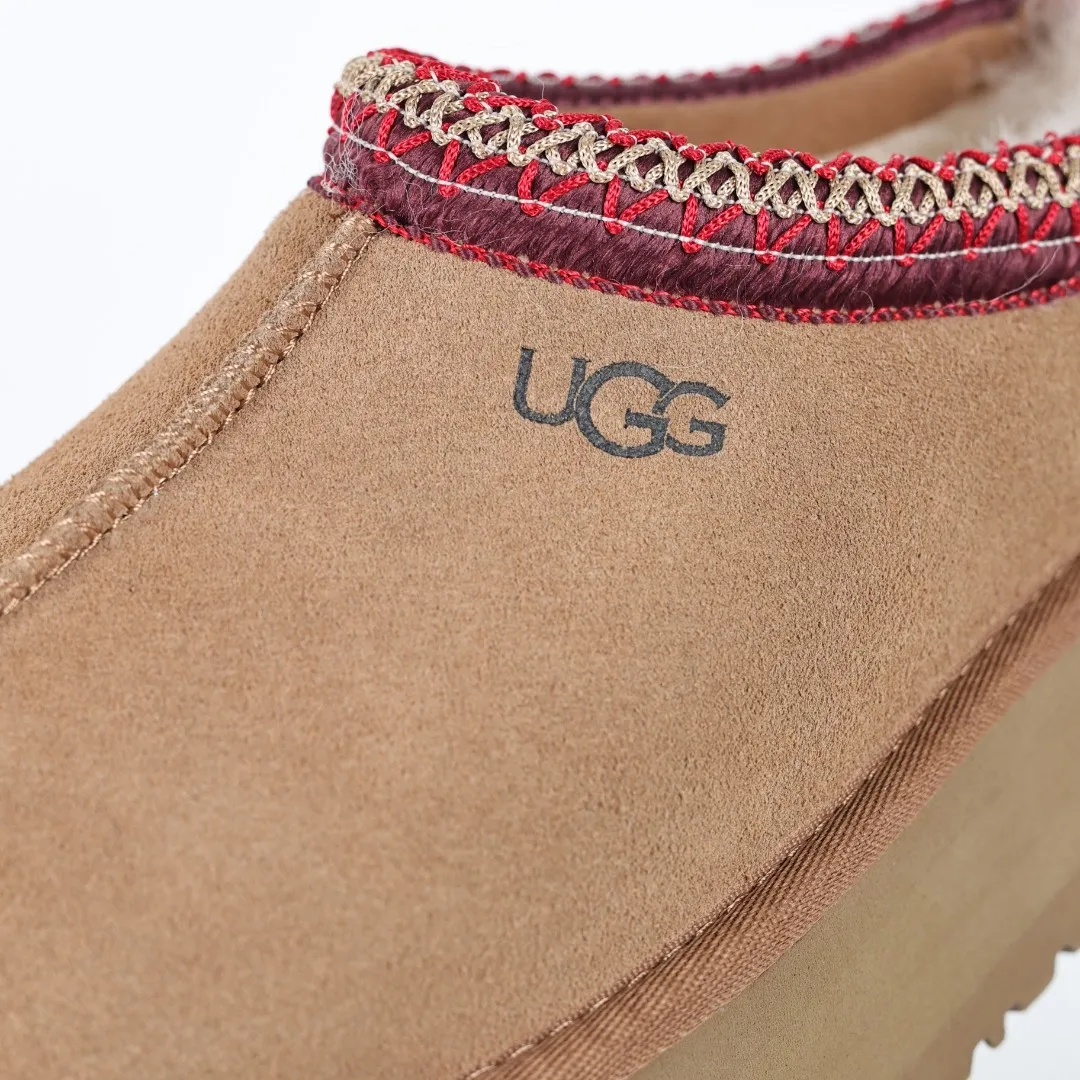 Copy price 💰560 Core recommendation of good price 5cm thick sole, independently developed original outsole, cashmere insole, keeping warm in winter, suitable for home use. In the new year, uug launched a style series, which is partially geared towards the preferences of young consumers. It has also moved to the forefront of fashion trends. Shoe body material, water-repellent coated suede upper, 17 mm UGGPURE™ implanted wool insole, lightweight non-slip and comfortable rubber outsole, with brand LOGO and trademark, with full package Size: 35 36 37 38 39 40
